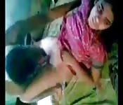 Una bella ragazza indiana si fa sfondare