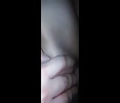 Ragazza si riscalda usando la webcam