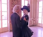 Una donna squisita bendata e scopata