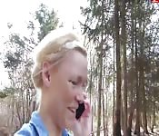 Alemana se masturba en el bosque hasta correrse