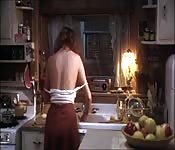 La camicia cade alla gattina in cucina