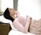 Une latina sexy lui lèche le cul