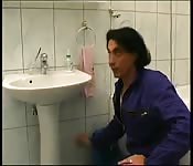 Du bon sexe de milf dans les toilettes