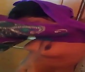 Fatica con un top aderente viola