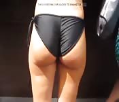 Cara filma a linda no biquini