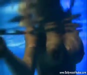 Großes vollbusiges Babe schwimmt