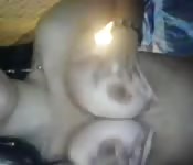 Une brunette à gros seins 7