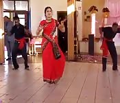 Una bella indiana balla con un sari