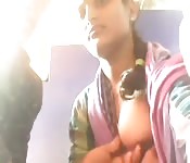 Una bella con le trecce tira fuori le tette