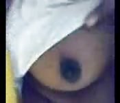 Süd-Asiatin zeigt ihre Indischen Titten