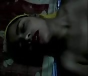 Une adorable indienne se fait tripoter la chatte