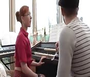 Pelirroja toma lecciones de piano