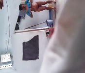 Una donna indiana viene spiata mentre fa il bucato