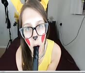 Unschuldiges Anime-Maskottchen mit Dildo