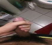 Paja en baño de gran polla