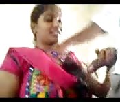 Cette belle indienne suce une grosse queue