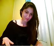 Ragazza mora gioca al buio