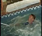 Une piscine, deux femmes