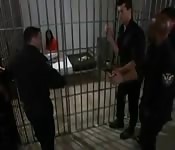 Gangbang in cella per una turista francese