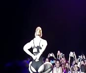 Madonna zieht sich für die Menge aus