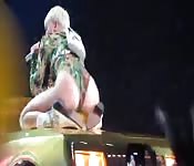 Miley Cyrus zeigt uns beinahe alles auf der Bühne