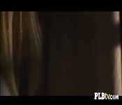 Blonde salace dans un trio sensuel