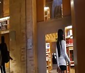 Asiat à la bibliothèque