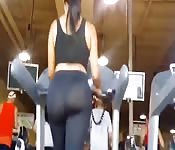 Mirando el culo de una chica en el gimnasio