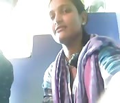 Jolie Indienne montre ses seins dans le train