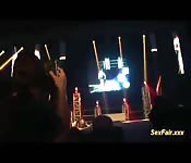 Si masturba su un palco in pubblico