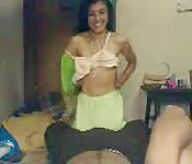 Entra e si fa cavalcare