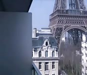Une baise avec vue sur la tour Eiffel