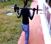 Une coquine qui fait de la gym