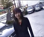 Reife Asiatin zieht sich aus