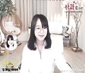 Coreana usa gli occhiali