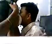 Chefe tarado chupando os peitos da sua funcionária