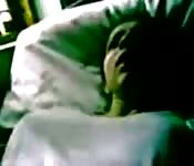 Elle joue avec ses nichons