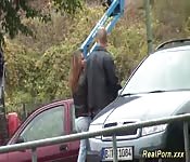 Fodendo com uma loira entre os arbustos