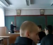 Studentessa fa una sega al suo fidanzato in classe