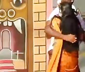 Una cantante di bollywood provoca il suo amante