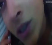 Muito excitada para largar o telefone