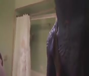 Geheimnisvolle Frau in Kostüm lutscht Schwanz