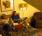 Gayarbeiter masturbieren zusammen