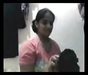 Una indiana si diverte davanti alla telecamera