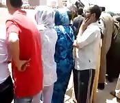 Femmes Arabes excitées dans une foule