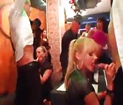 Geile Mädchen vergnügen sich auf Sexparty