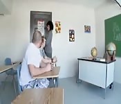 Heiße Lehrerin von ihren Schülern gefickt