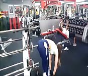 Une brunette sexy et sportive