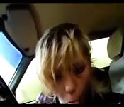 Une pipe amatrice en voiture