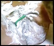 Rasando l'aiuola della ragazza